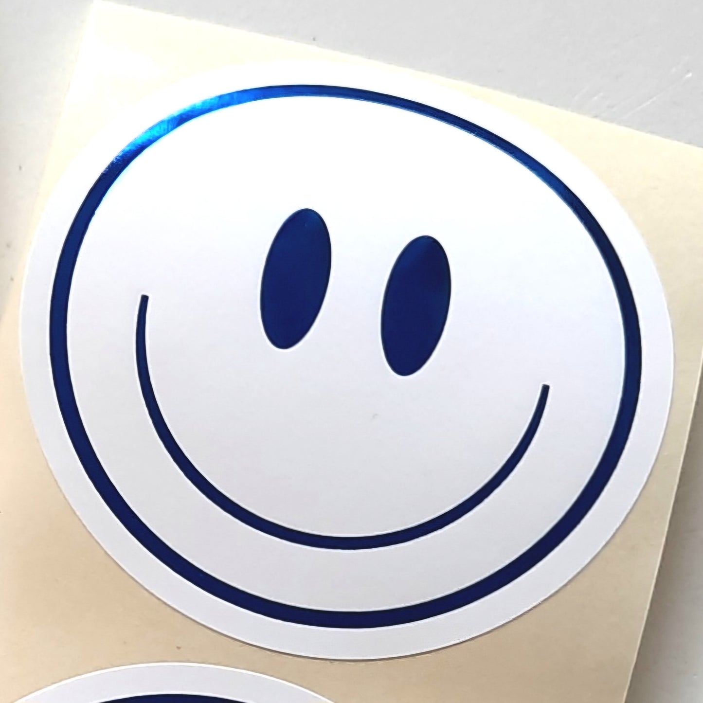 Sticker smiley wit blauw