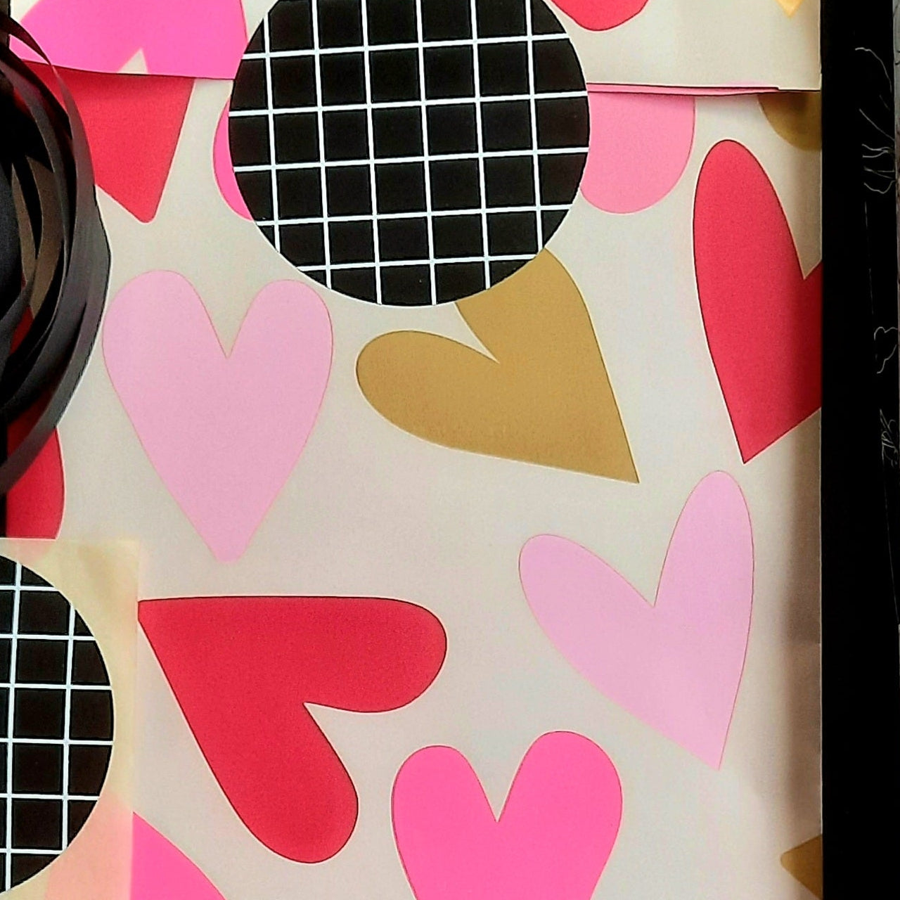 Cadeaupapier harten gekleurd