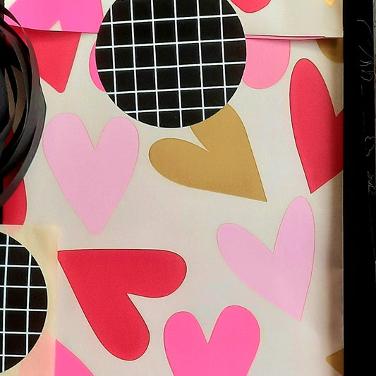 Cadeaupapier harten gekleurd