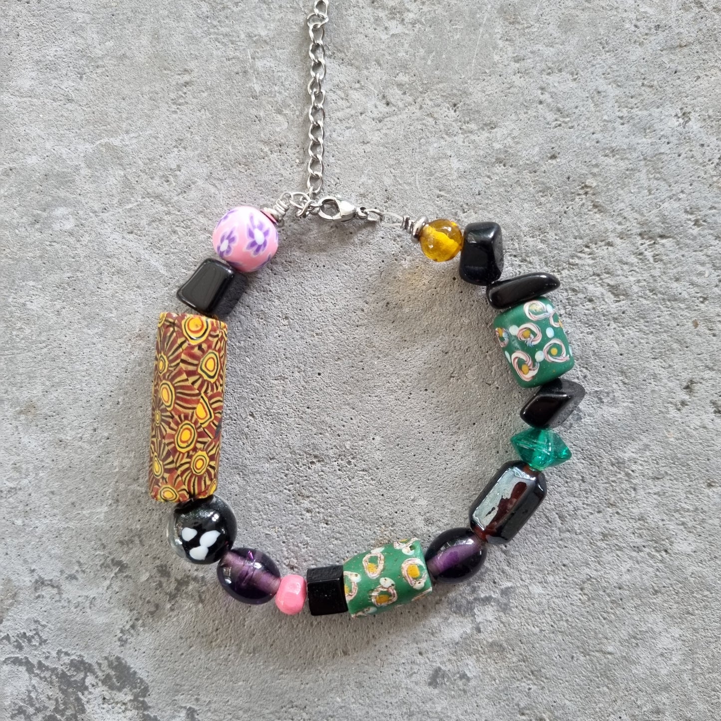 Armband Afrikaanse glaskralen roze geel