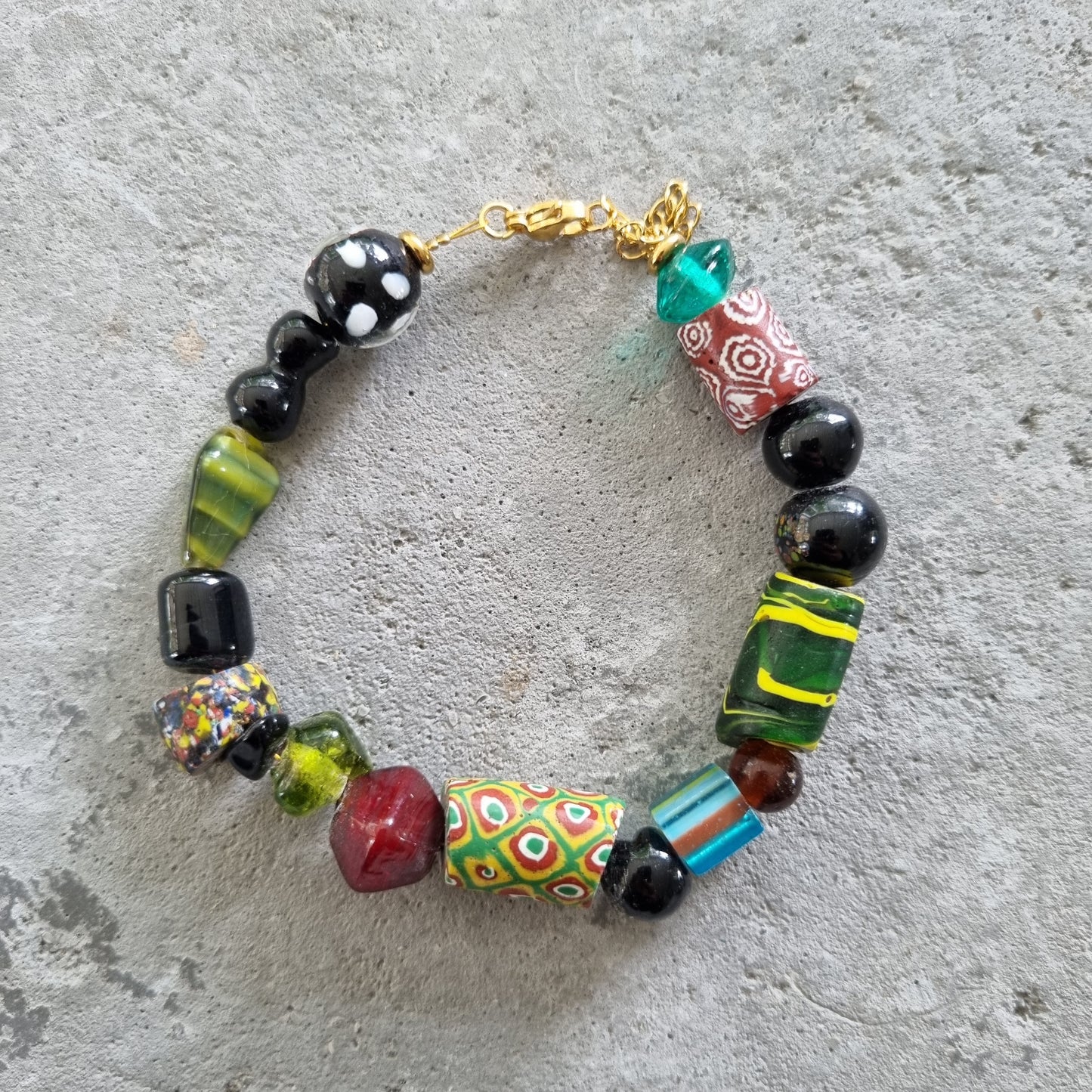 Armband afrikaanse glaskralen roodbruin