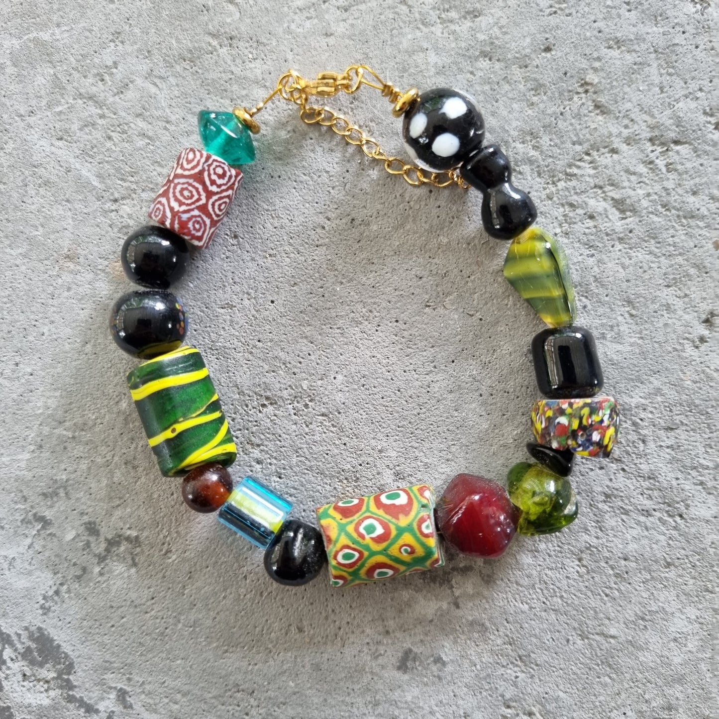 Armband afrikaanse glaskralen roodbruin