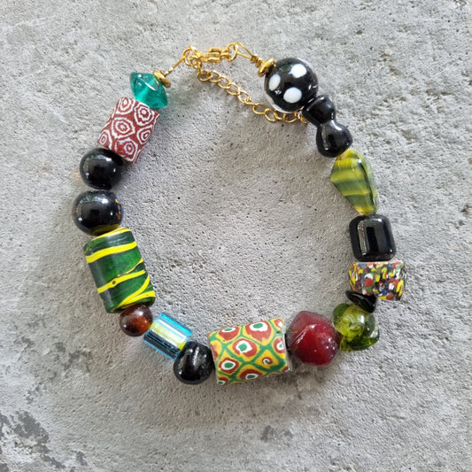 Armband afrikaanse glaskralen roodbruin
