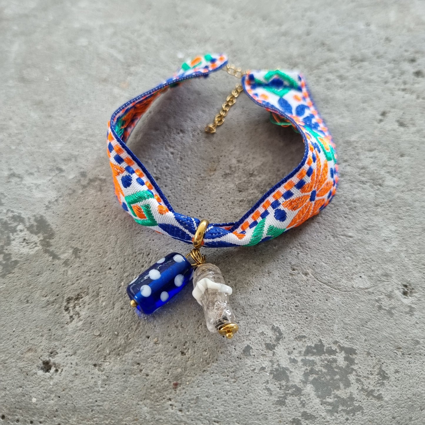 Armband geborduurd stof bloemen glaskralen
