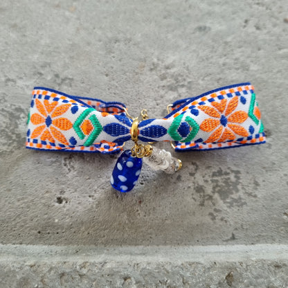 Armband geborduurd stof bloemen glaskralen