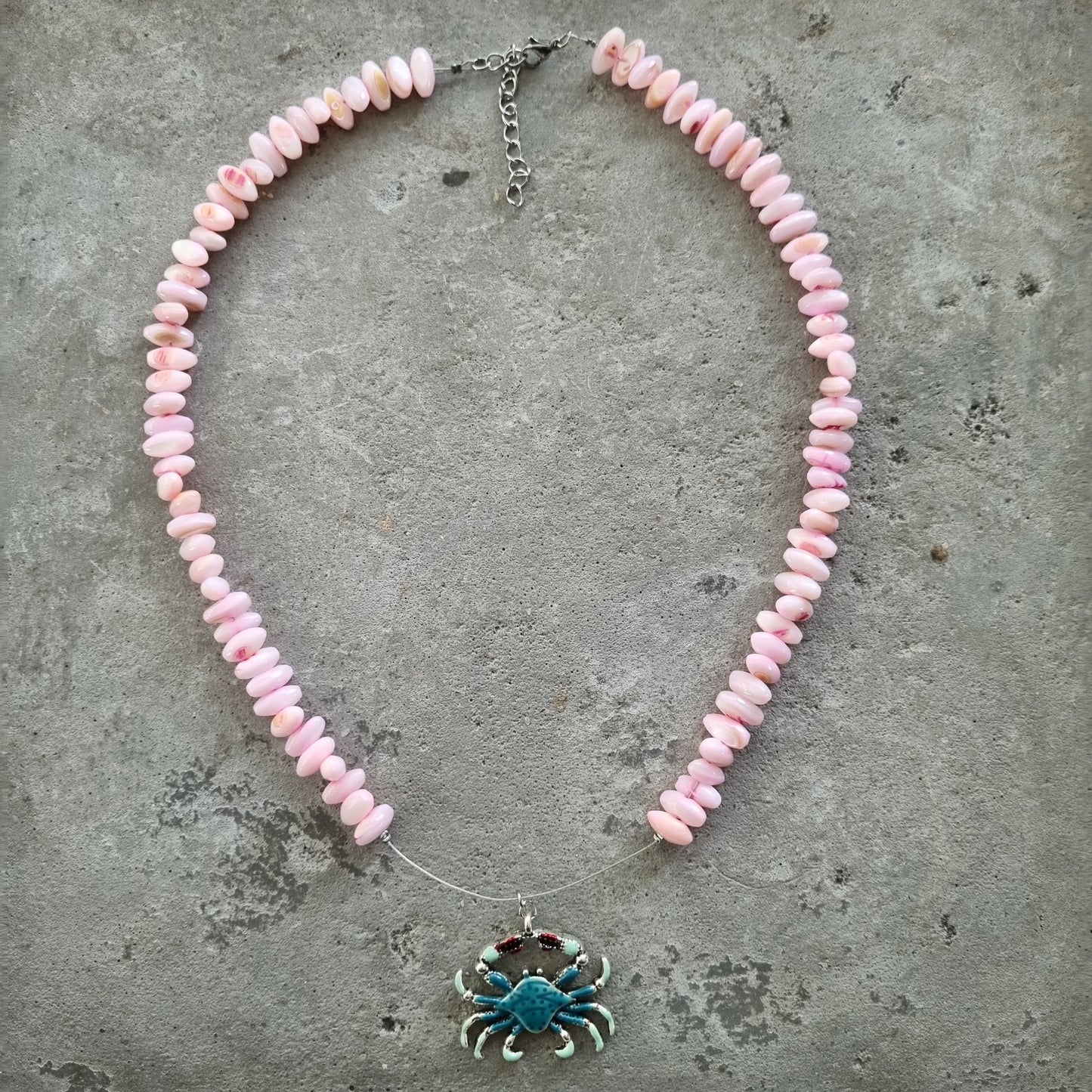 Ketting krab hanger natuursteen schelp