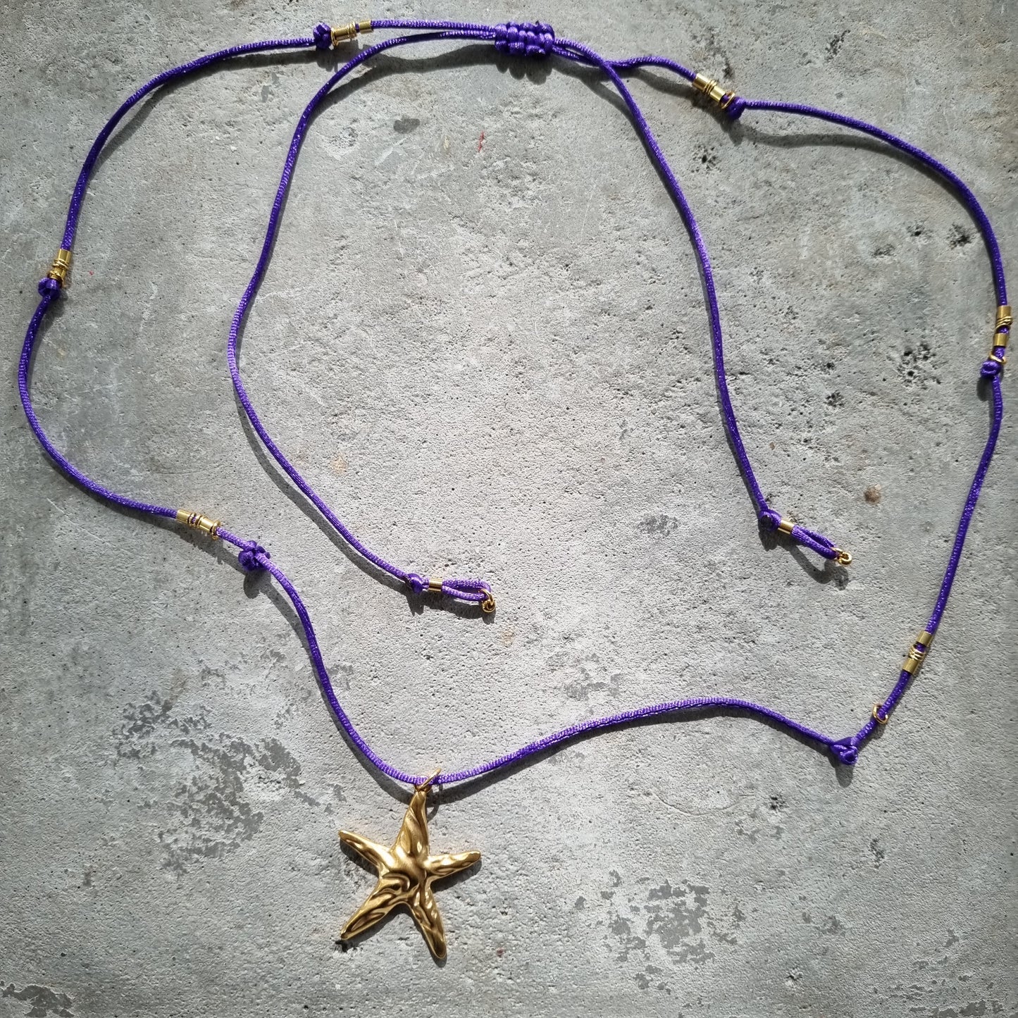 Ketting satijnkoord zeester goud