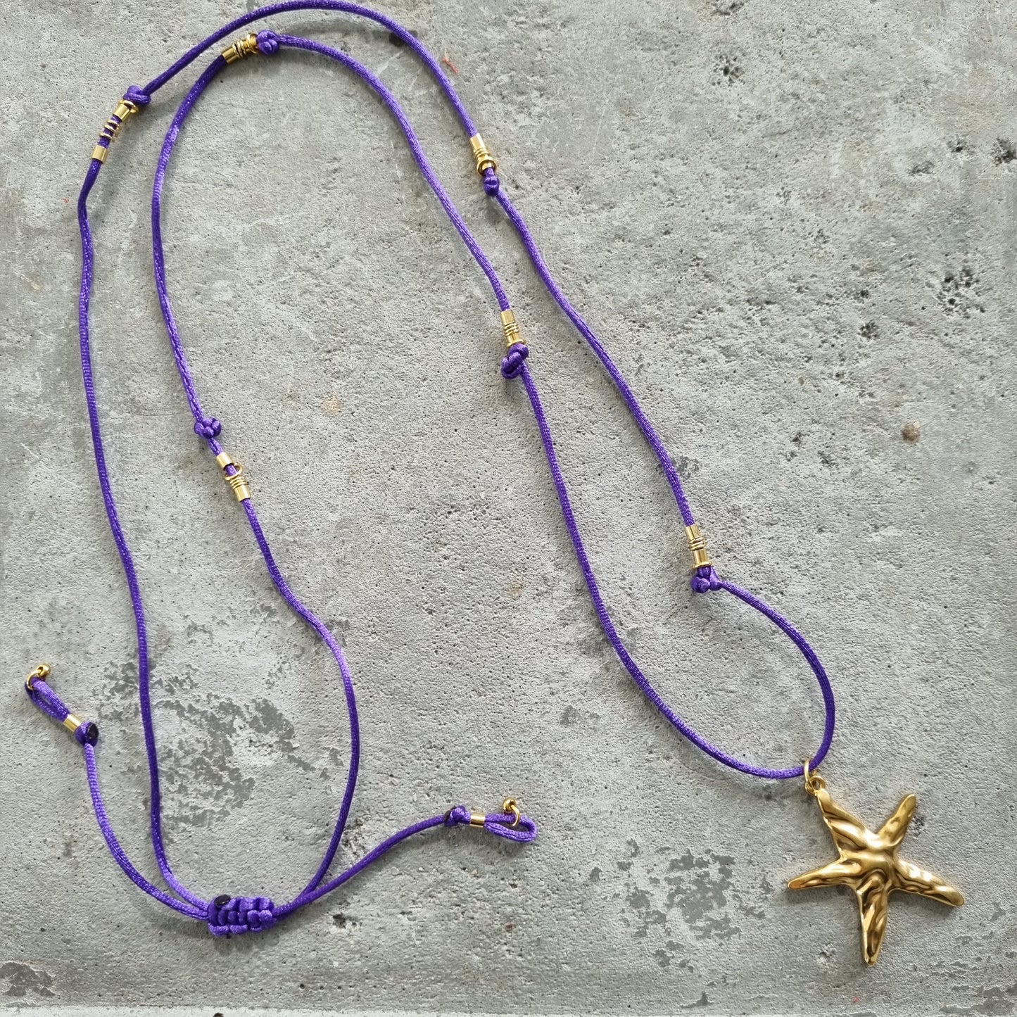 Ketting satijnkoord zeester goud