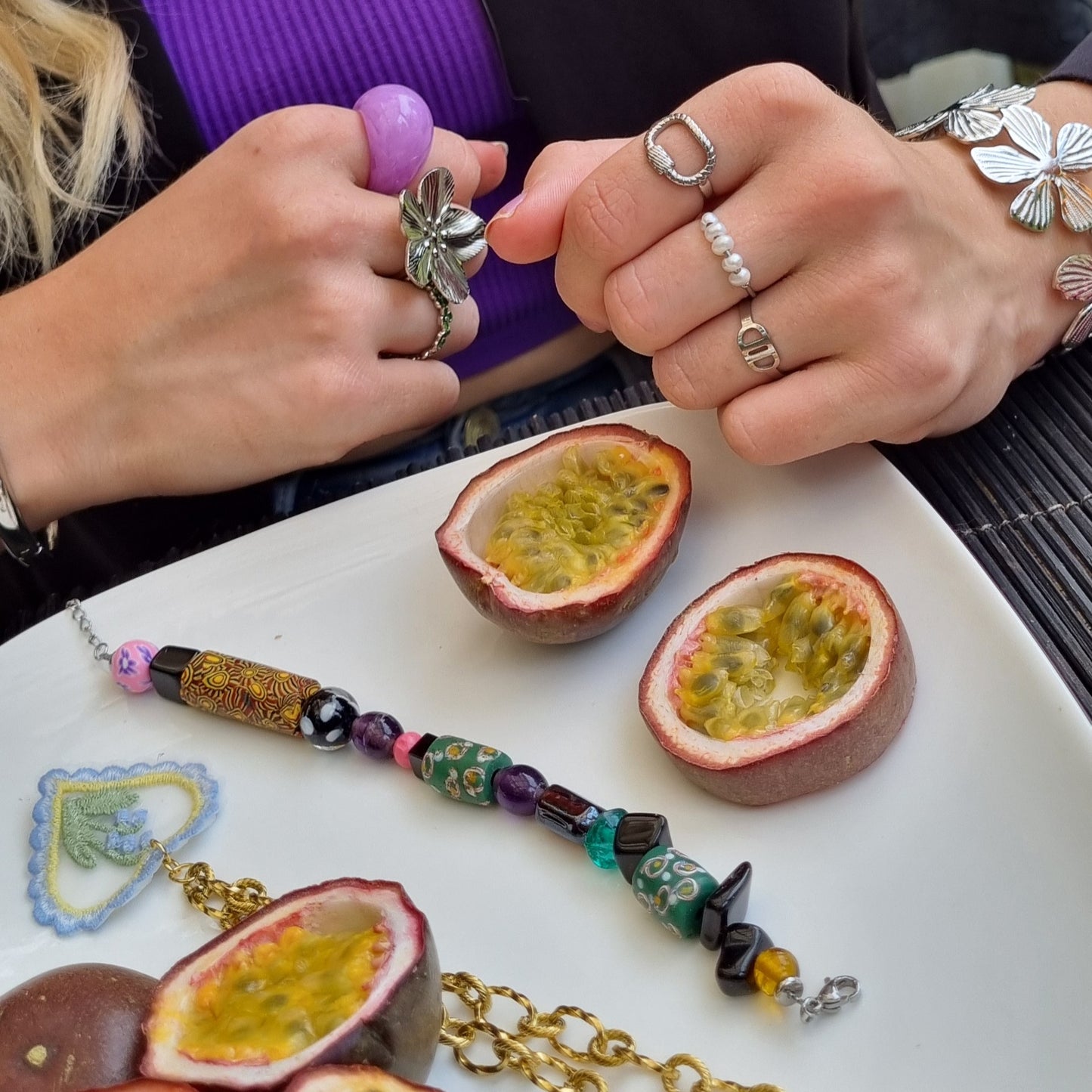 Armband Afrikaanse glaskralen roze geel