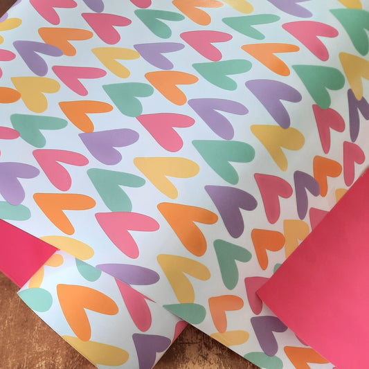 Cadeaupapier hartjes gekleurd