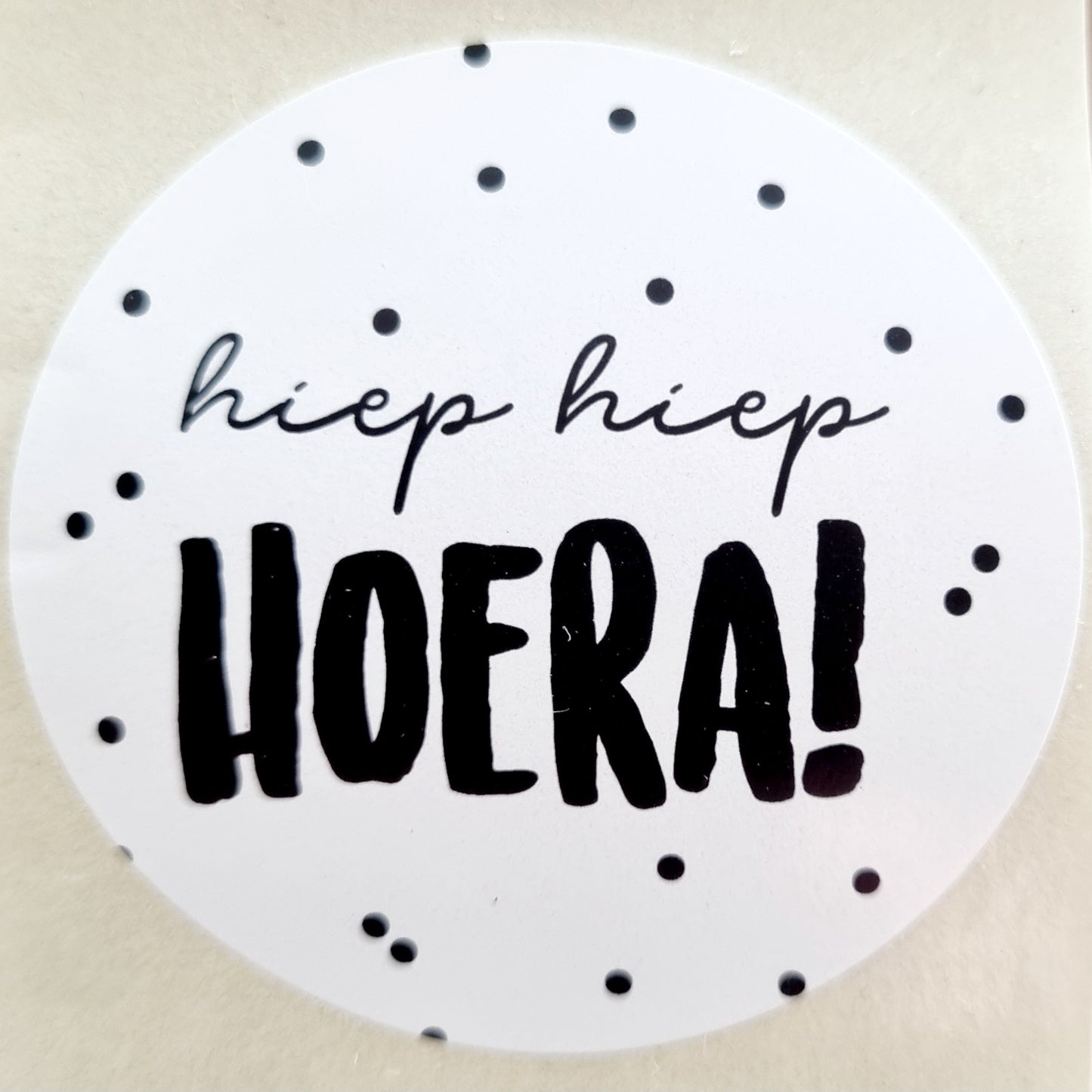 Sticker hiep hiep hoera wit